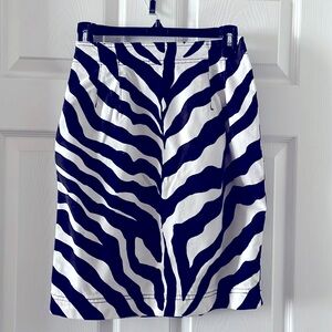 Jean skirt, Pre-Owned-Vintage. Pockets and buttons to close the mini skirt.